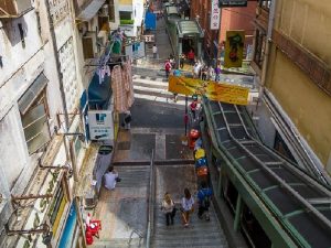 Уличный эскалатор в Гонконге фото